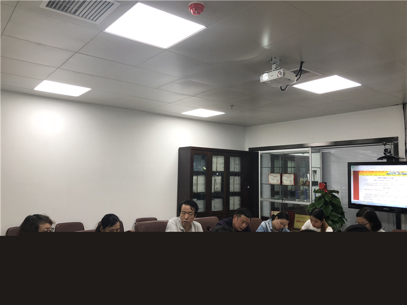 深入學(xué)習(xí)踐行新黨章 爭(zhēng)做新時(shí)代合格黨員——第十三黨支部召開支部大會(huì)