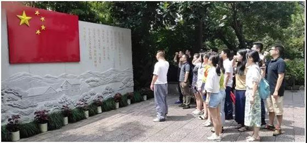 公司經(jīng)營(yíng)管理部黨支部與益光國(guó)際黨支部聯(lián)合支部共同開(kāi)展“不忘初心、牢記使命”主題教育活動(dòng)