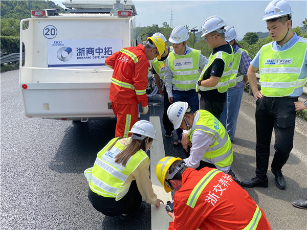 中拓智能標(biāo)線機(jī)首次亮相集團(tuán)養(yǎng)護(hù)集約化現(xiàn)場會(huì)