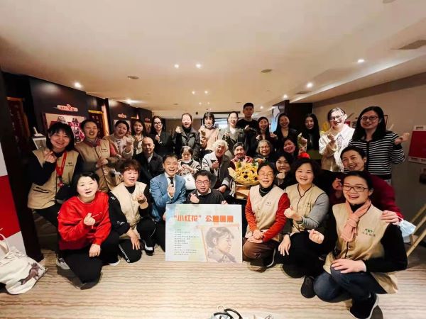 啟迪微心愿，雨花圓夢行 | 浙商中拓啟迪公益社為94歲老人舉辦“小紅花”覺醒藝術(shù)公益畫展