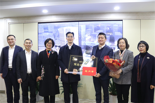 蕭山區(qū)委常委、開發(fā)區(qū)黨工委書記、管委會主任許昌到我司開展新春慰問