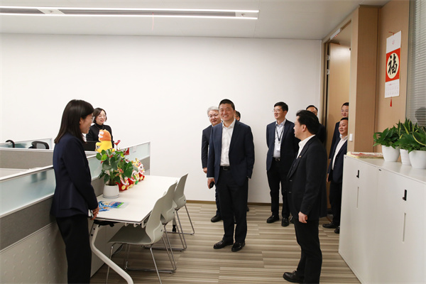 新春開(kāi)工首日，公司領(lǐng)導(dǎo)班子慰問(wèn)駐樓各單位員工