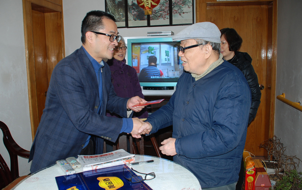 公司領(lǐng)導(dǎo)走訪慰問困難職工和離退休老同志