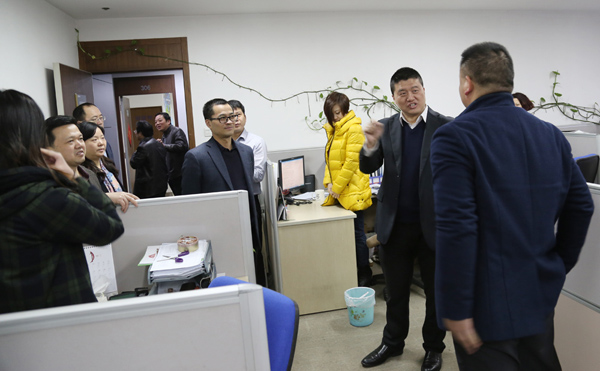 袁仁軍董事長率領(lǐng)導(dǎo)班子成員到各職能部門拜年