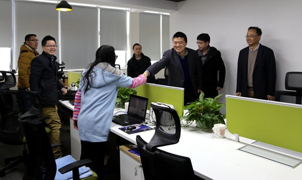 袁仁軍董事長帶隊到各職能部門、駐長業(yè)務(wù)單位拜年