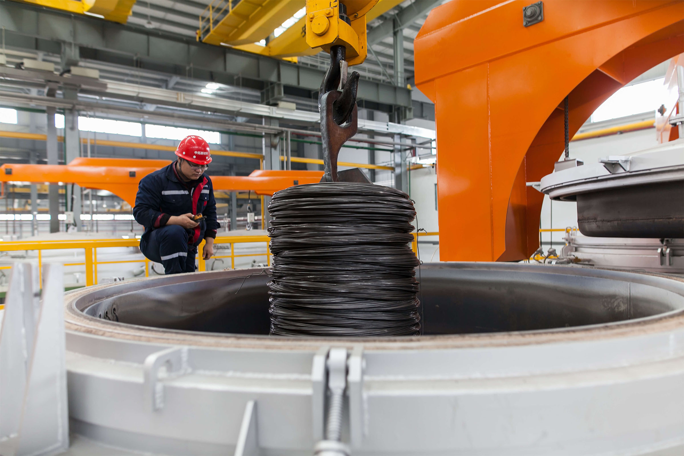 中拓新材料工廠球化車間，工人正在操作設(shè)備